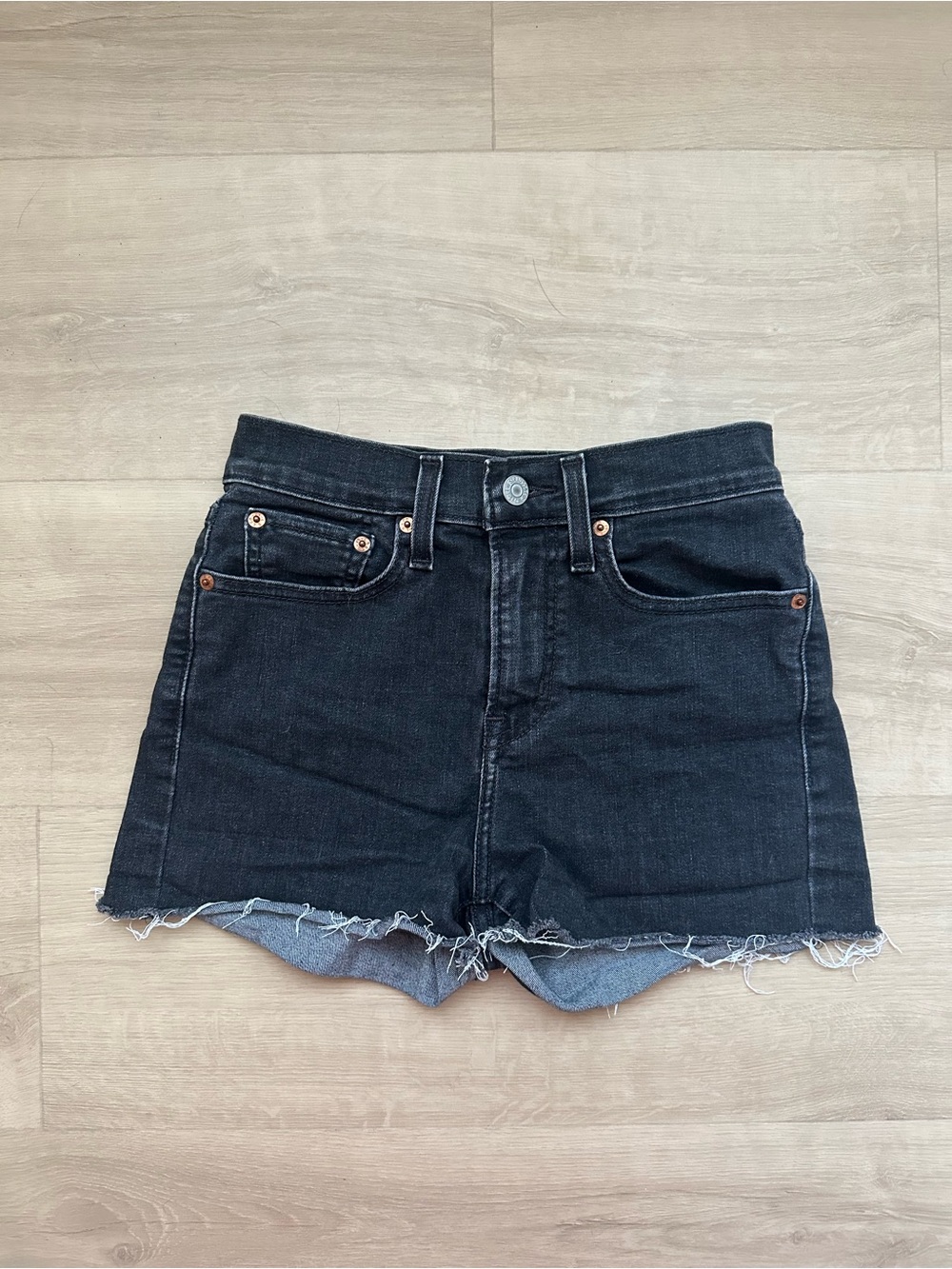 Levi’s high rise Jean short distressed bottom size 25